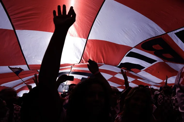 Dim, baklje i stometarska zastava: Ovako su Hrvati krenuli na stadion