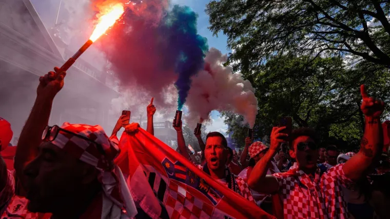 Dim, baklje i stometarska zastava: Ovako su Hrvati krenuli na stadion