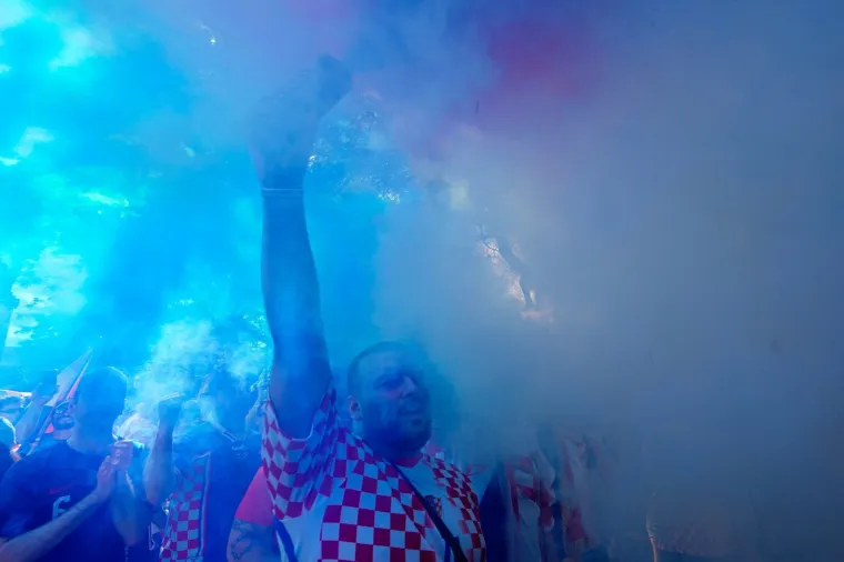 Dim, baklje i stometarska zastava: Ovako su Hrvati krenuli na stadion