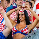Ivana Knoll u siću&scaron;nom &lsquo;&scaron;ahovnica&rsquo; bikiniju pomutila razum svima dok je bodrila Vatrene