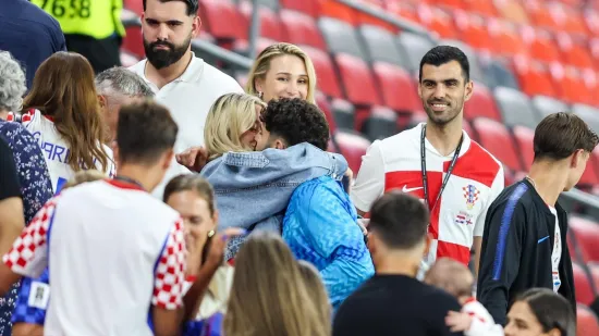 Pale su puse, zagrljaji i pokoja suza: Pogledajte kome su Vatreni prvo potrčali u zagrljaj