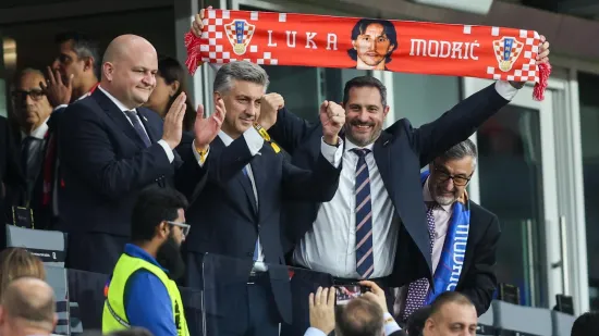 Plenković na utakmici Vatrenih naletio na Mladena Grdovića: Snimka postala hit na mrežama