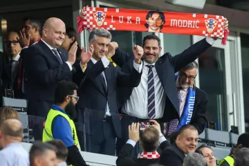 Plenković na utakmici Vatrenih naletio na Mladena Grdovića: Snimka postala hit na mrežama