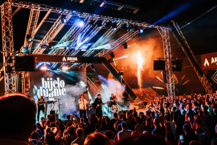 Počelo je ljeto: Bijelo dugme zaraznom svirkom 'zapalio' publiku na Krku