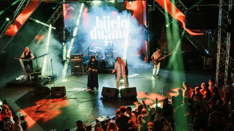 Počelo je ljeto: Bijelo dugme zaraznom svirkom 'zapalio' publiku na Krku