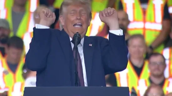 Opet je nadma&scaron;io samog sebe: Pogledajte kako Trump stenje pred masom...