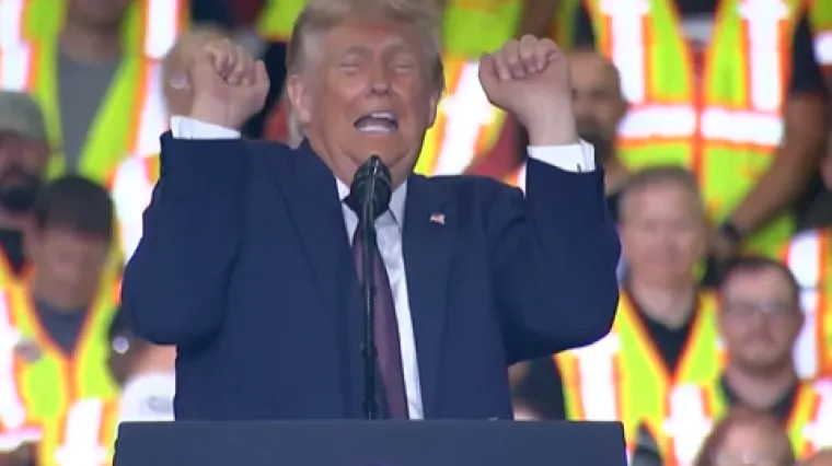 Opet je nadma&scaron;io samog sebe: Pogledajte kako Trump stenje pred masom...