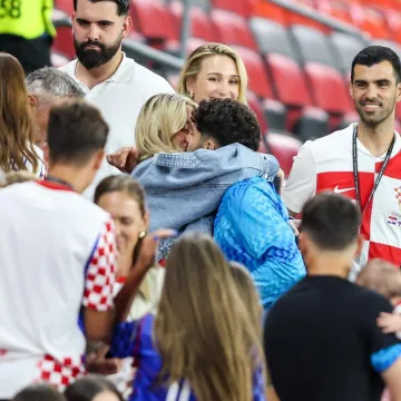 Pali strastveni poljupci: Jo&scaron;ko Gvardiol nakon pobjede dotrčao do tribina i izljubio svoju Lu