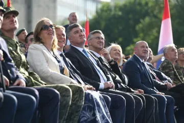 Vlada prebacuje lopticu, a Milanović jo&scaron; uvijek &scaron;uti: Hoćemo li odbiti vojnu paradu u Parizu?