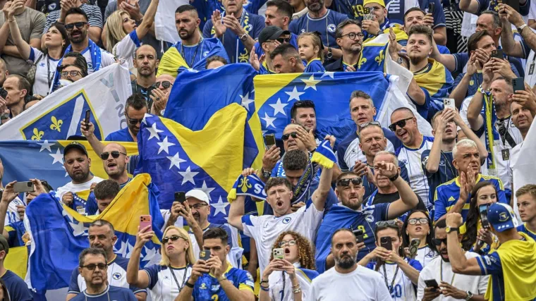 Sa srpskom zastavom do&scaron;ao među navijače BiH: Nije dobro pro&scaron;ao