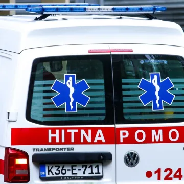 Mladić (21) pao s krova auta, te&scaron;ko se ozlijedio: Vozač je bio pijan i bez dozvole