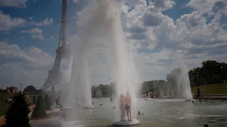 Pariz gori, bolnice pucaju po &scaron;avovima, 55 je mrtvih: Hrvatsku čekaju temperature do 39&deg;C