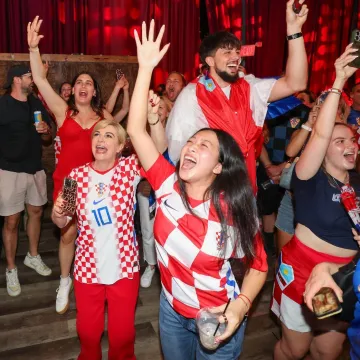 Tre&scaron;tali su 'Ruža hrvatska' i 'Ni&scaron;ta kontra Splita': Pogledajte Kolindu u navijačkom deliriju!