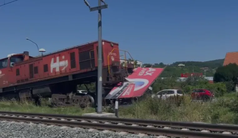 Vlak iskočio s tračnica i zabio se u jumbo plakatu: Imamo prve snimke s terena!