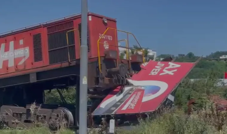 Vlak iskočio s tračnica i zabio se u jumbo plakatu: Imamo prve snimke s terena!