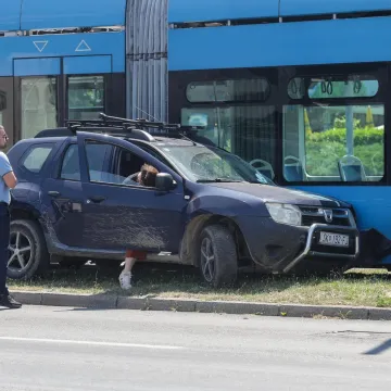 Žestok sudar u Zagrebu: Automobil udario u tramvaj, pogledajte fotografije s mjesta nesreće