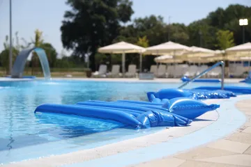 Starica zaspala na metalnoj ležaljci pored bazena, na intenzivnoj je njezi: Objavljena fotografija