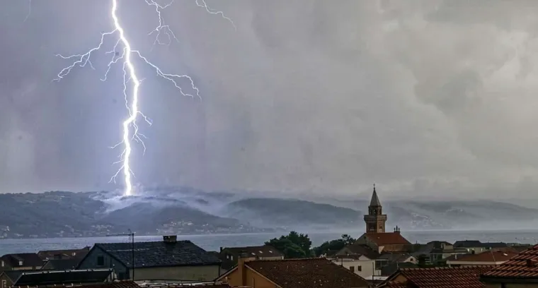 Nestvaran prizor! Uhvaćen je udar munje koji je najvjerojatnije izazvao požar na Čiovu