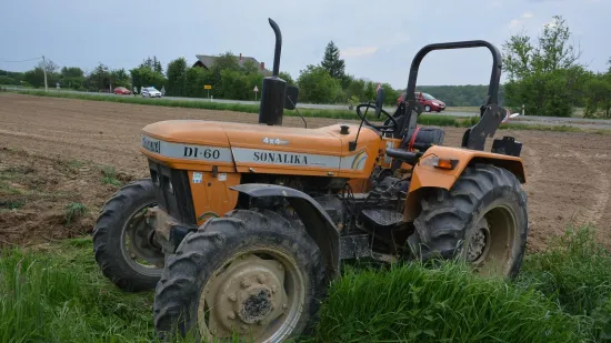 Stra&scaron;na nesreća kod Varaždina: Mu&scaron;karac pao pod traktor i preminuo