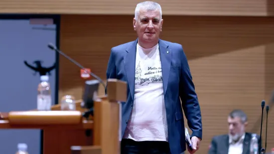 Bulj izazvao kaos u Saboru, pogledajte snimku: 'Neće hrvatski vojnik ginuti za tuđe interese'