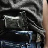 Nosio pi&scaron;tolj za pojasom hlača, policija ga vezala i privela: U postaji stigao &scaron;okantan obrat