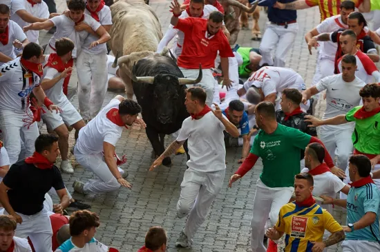 Pogledajte ove scene! Počeo festival u Pamploni: Stotine bježale pred bikovima, petero ozlijeđenih