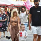 Koliko zgodnih mu&scaron;karaca oblijeće Maju nakon prekida sa &Scaron;imom? Na odmoru uživa u dobrom dru&scaron;tvu