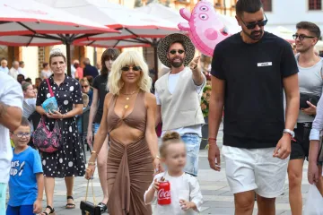 Koliko zgodnih mu&scaron;karaca oblijeće Maju nakon prekida sa &Scaron;imom? Na odmoru uživa u dobrom dru&scaron;tvu