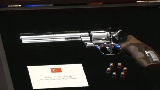 Kako oružje ulazi u RH? Milanovićev revolver preuzela Služba za protokol, ovo je daljnja procedura