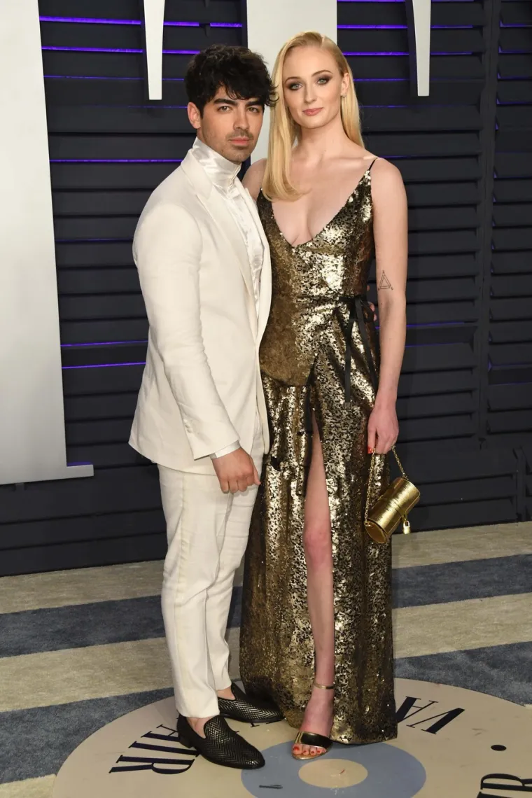 Joe Jonas i njegova nova djevojka uživaju u ljetovanju na Mediteranu, ne skrivaju zaljubljenost
