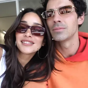 Joe Jonas i njegova nova djevojka uživaju u ljetovanju na Mediteranu, ne skrivaju zaljubljenost