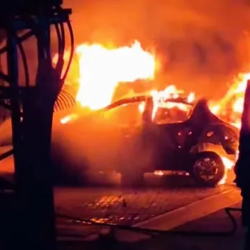 Vatrogasci objavili dramatičnu snimku: Pogledajte kako je vatra gutala auto u Podstrani