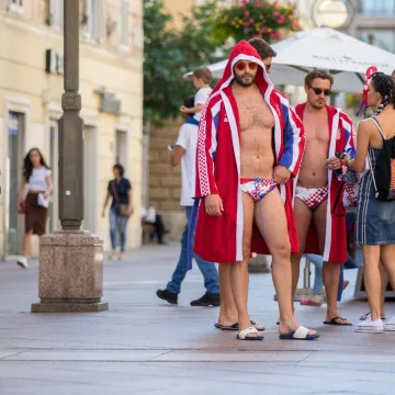 Zgodni, preplanuli i goli do pasa: Hrvatski vaterpolisti u kupaćima odu&scaron;evili prolaznike