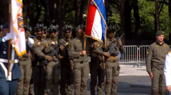 U punoj opremi i s hrvatskom zastavom: Ovako je ATJ Lučko mar&scaron;irao na paradi u Parizu