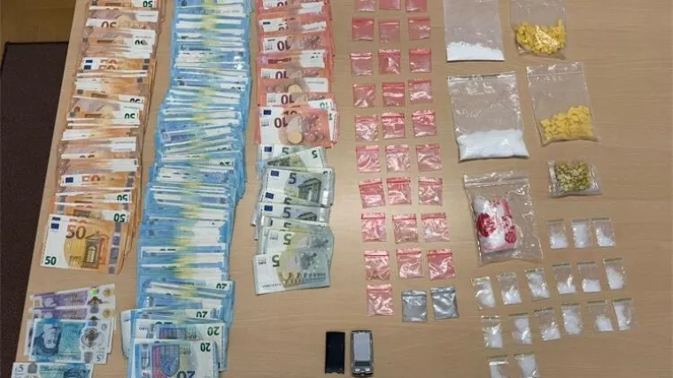 Policija upala u apartman u Tisnom: Sve su ovo na&scaron;li i uhitili Britanca