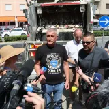Bulj kamionom stigao pred zgradu u Splitu i poku&scaron;ao iskrcati smeće: Spriječila ga policija