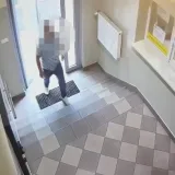 Pijan se do&scaron;ao ispričati u policijsku postaju zato &scaron;to je takav vozio, ogulit će ga kao krumpir
