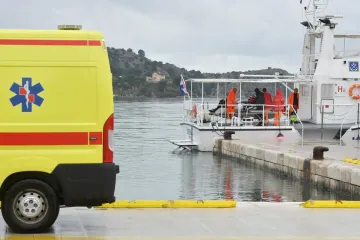 Nevrijeme sijalo kaos na obali: Brodolomka ozlijeđena kod Lo&scaron;inja, jedrilica udarila u most