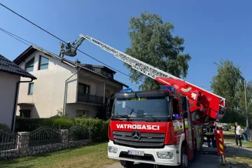 Tuča o&scaron;tetila kuće na području Petrinje, kabel pao na jednu: 'Moglo je doći do požara!'