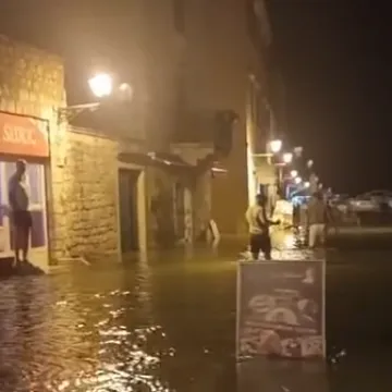 Meteorolog objasnio &scaron;to je fenomen koji je pogodio Hvar: 'Može stići bez vjetra i ki&scaron;e'