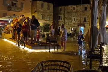 Meteorolog objasnio &scaron;to je fenomen koji je pogodio Hvar: 'Može stići bez vjetra i ki&scaron;e'