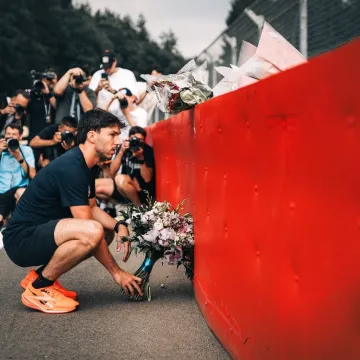 Zvijezde F1 položile cvijeće za poginulog kolegu: Pogledajte tko je do&scaron;ao
