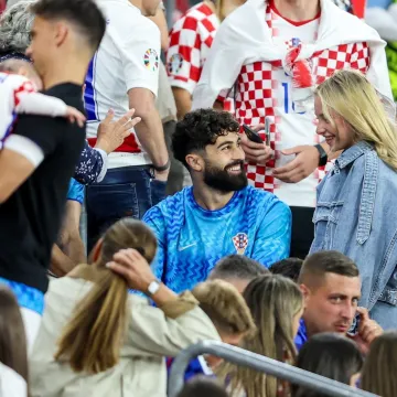 Jo&scaron;ko Gvardiol posjetio je starački dom s novom djevojkom Lu: Zajedno su obi&scaron;li njezina djeda