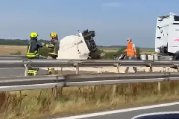 Snimka kaosa na A3: Cisterna se prevrnula nakon sudara s autom