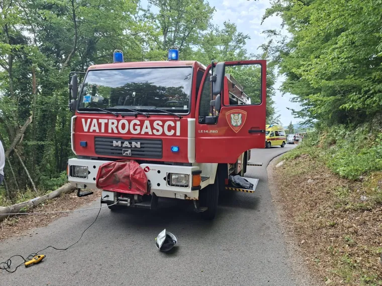 Kombi sletio s ceste i visio iznad provalije: Dvoje djece prevezeno helikopterom