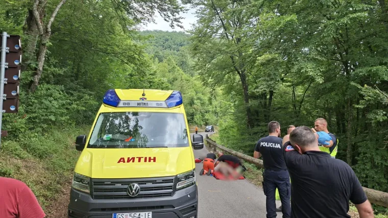Kombi sletio s ceste i visio iznad provalije: Dvoje djece prevezeno helikopterom