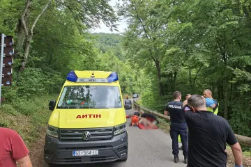 Vozilo sletjelo s ceste i visjelo iznad provalije: Dijete prevezeno helikopterom u bolnicu
