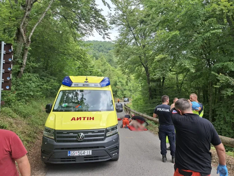 Kombi sletio s ceste i visio iznad provalije: Dvoje djece prevezeno helikopterom