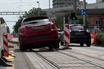 Znate li koliko će vas ko&scaron;tati ako autom upadnete u tračnice? 'Naplaćujemo maksimalne kazne'