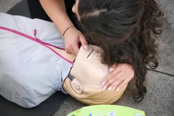 Žena zavr&scaron;ila na intenzivnoj, mislili su da ima infarkt: A ona je samo bila - previ&scaron;e sretna